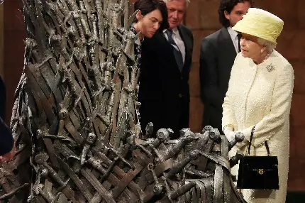 تصویر HD از ملکه الیزابت در حال بازدید از شمشیر های جنگ