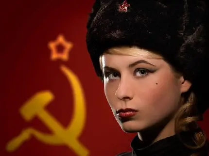 عکس استوک محبوب از دختر روسی کلاە مشکی با چشمان رنگی و موی زیبا در زمینە طرح‌دار