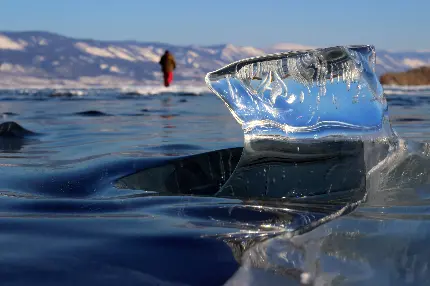 پس زمینه اعجاب برانگیز از تکه یخ بزرگ در آب های سیبری