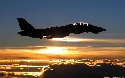 زیباترین عکس استوک پرواز هواپیمای جنگی در آسمان غروب 