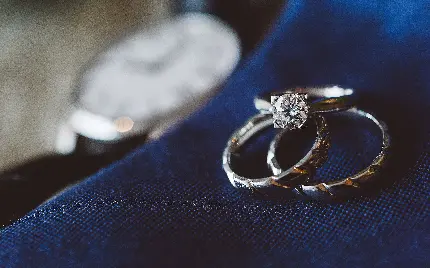 دانلود والپیپر سحرآمیز از سە انگشتر الماس در کنار ساعتی