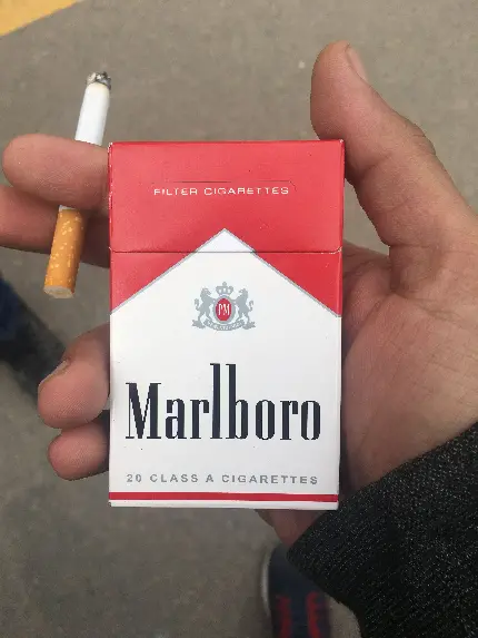 تصویر زمینه پاکت سیگار مارلبرو در دست یک مرد باکیفیت FUII HD