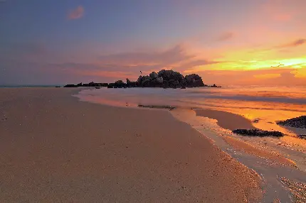 تصویر زمینه غروب ساحل چشم نواز با آسمان تماشایی برای ویندوز 11