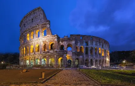 عکس زمینە منظرە شب و نورپردازی خاص اثر کولوسئوم در رم با آسمان آبی