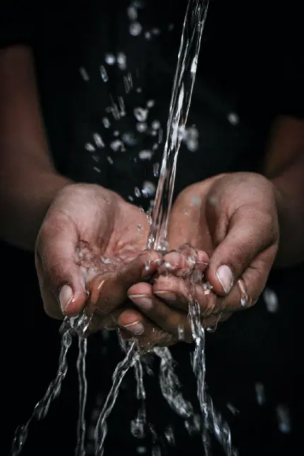 دانلود تصویر استوک شستشوی دست‌ها با آب آشامیدنی پاکیزه