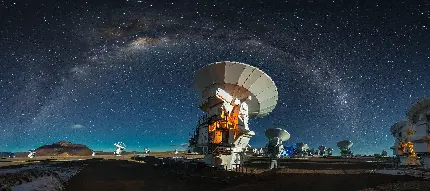 دانلود عکس استوک بشقاب ماهواره زیر آسمان خوشگل شب