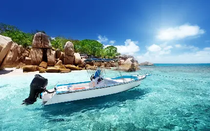 بک گراند دلنشین تابستانی با طرح 4K از قایق زیبا در دریا