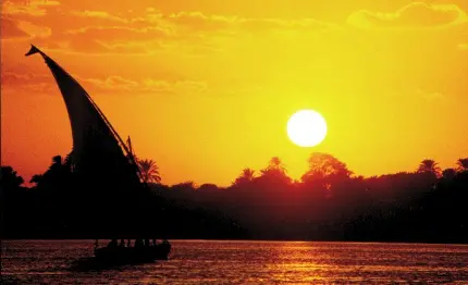 رود نیل یکی از عجایب طبیعی آفریقا در غروب دلنواز آفتاب 