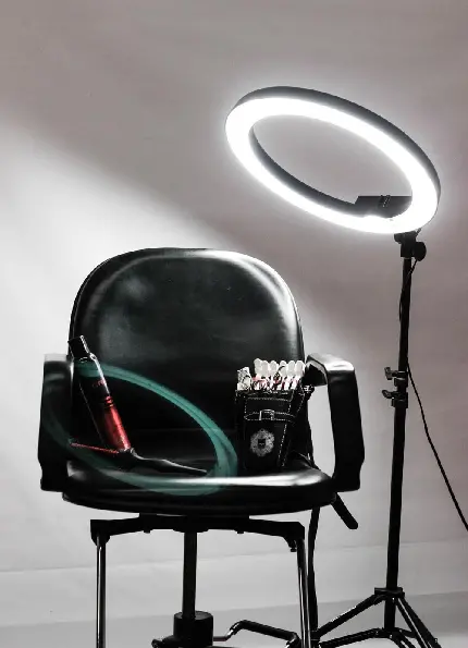 عکس پروفایل تماشایی با طرح صندلی آرایشگاه برای واتساپ 