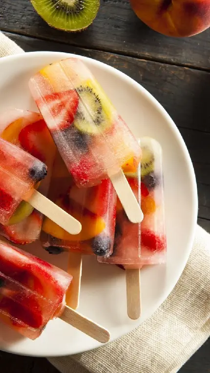 دانلود عکس بستنی میوه ای با طعم کیوی و توت فرنگی تابستونی