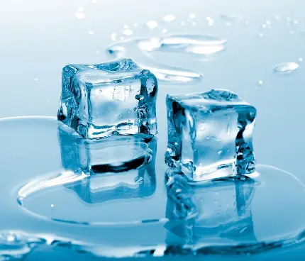 بک گراند خاص دو تکه یخ سرد در فضای آبی برای دسکتاپ
