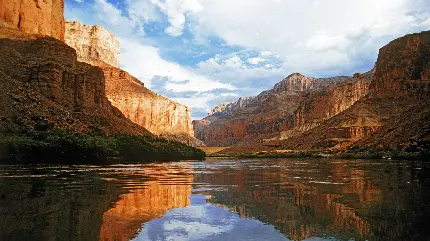 عکس استوک دریاچه شفاف در میان صخره‌های بیابان آریزونا