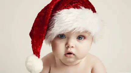 زمینه پردانلود از نوزاد چشم رنگی با کلاه کریسمس مخصوص لپتاپ و کامپیوتر 