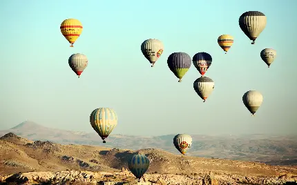 تصویر جذاب از پرواز بالون در آسمان برای زمینه ویندوز 11