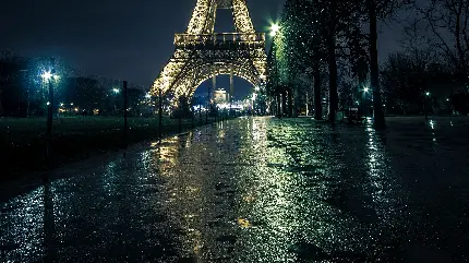 عکس استوک ناتمام از برج ایفل در هوای بارانی شب در شهر پاریس نماد فرهنگ فرانسە