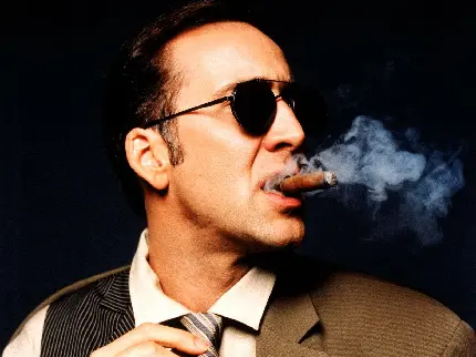 دانلود عکس پروفایل خاص واتساپ از بازیگر مشهور در حال دود کردن سیگار بزرگ