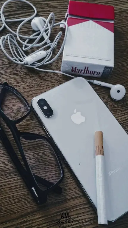 والپیپر شگفت انگیز از گوشی اپل و عینک قاب مشکی رنگ و هندزفری و جعبە و نخ سیگار مارلبرو باکیفیت FUII HD