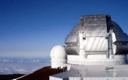 بک گراند لپتاپ از رصدخانه معروف و نقره‌ای در ارتفاع بالای آسمان 