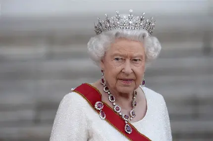 تصویر رویایی از ملکه الیزابت دوم با تاج و لباس سلطنتی