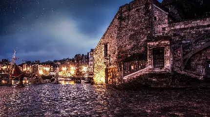 دانلود تصویر استوک شهر باستانی کنار آب و سرشار از روشنی در شب