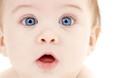 دانلود تصویر درخشان از نوزاد کوچولوی پسر با چشمان آبی 