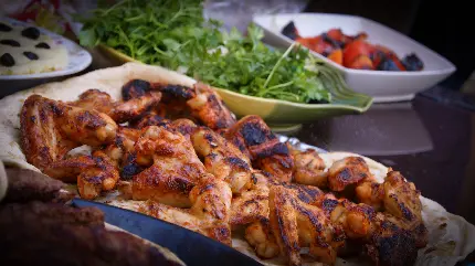 دانلود پر بازدید ترین عکس استوک از کباب مرغ متداول همراه نان و گوجه فرنگی و سبزی خاص واتساپ