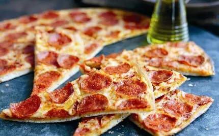 معروف ترین تصویر پیتزا پپرونی تند و دلچسب با کیفیت HD 