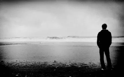 تصویر سیاه سفید و غمگین از مرد تنها با کیفیت بالا 