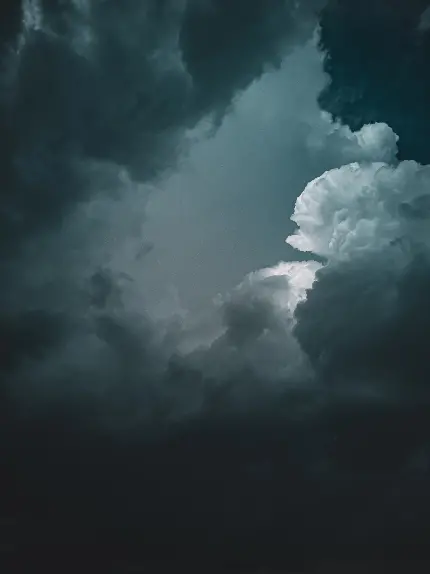 عکس پروفایل آسمان شب و نور تابیده شده ماه بر روی ابرها