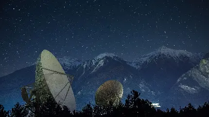 عکس بشقاب ماهواره فوق العاده بزرگ زیر آسمان پرستاره شب