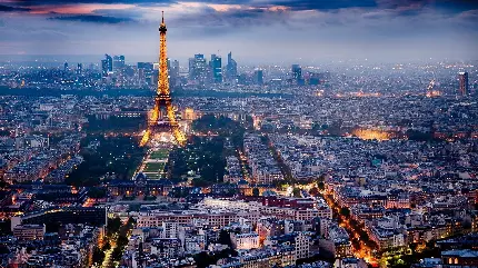 پس زمینە شاداب از نمای شب شهر پاریس کشور فرانسە و نماد فرهنگ خوبش باکیفیت عالی
