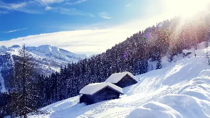 عکس زمینه رویایی از کلبه در کوهستان برفی با کیفیت 4K