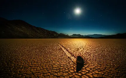 دانلود عکس استوک صحرای خشک در شب پرستاره 1401