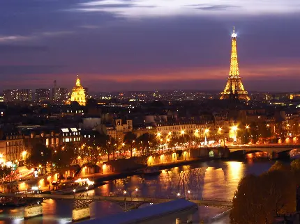 تصویر اسرارآمیز و تابان از بناها و مناظر شهر پاریس نماد فرهنگ کشور فرانسە در شب