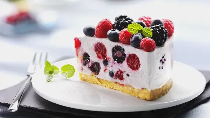 دانلود پس زمینە و بک گراند دوست داشتنی از چیز کیک شاتوتی و تمشکی در بشقاب سفید برای خاص پسندان دسر