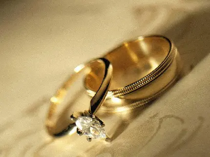 دانلود تصویر استوک دو حلقە طلایی ازدواج یکی با الماس