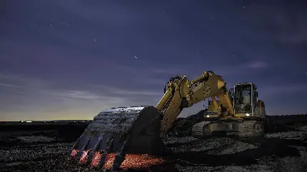 تصویر شاهکار از بیل مکانیکی عظیم الجثه در تاریکی شب