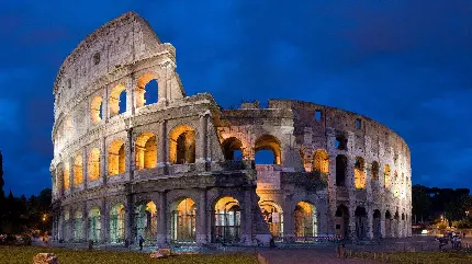 تصویر استوک از بزرگ‌ترین آمفی تئاتر دنیای باستان کولوسئوم در شب هنگام
