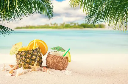 تصویر استوک رویایی از نوشیدنی نارگیل و آناناسی در نزدیک ساحل دریا با کیفیت فول اچ دی