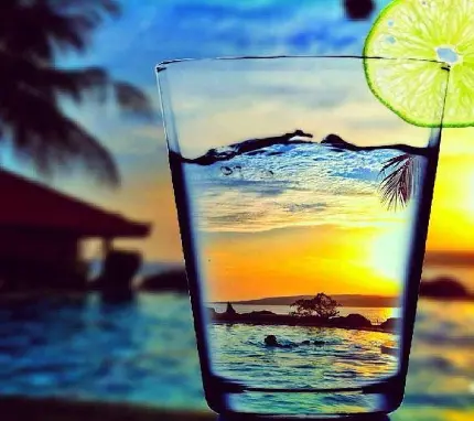 ناب ترین عکس دیجیتالی از نوشیدنی خنک لیمویی در هوای گرم ساحل دریا با نمای خاص و کیفیت خوب