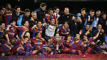 بک گراندی از یاران بارسلونا جام در دست و شادان