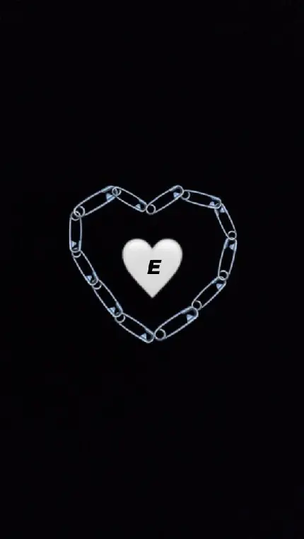 عکس استوری عاشقانه از حرف E با ایموجی قلب سفید و سنجاق 