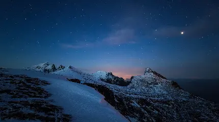 والپیپر و بک گراند محسور کنندە از شب روشن در طبیعت کوهستان مرتفع