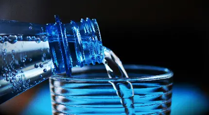 دانلود بهترین تصویر استوک از آب معدنی آشامیدنی با لیوان ردیفی