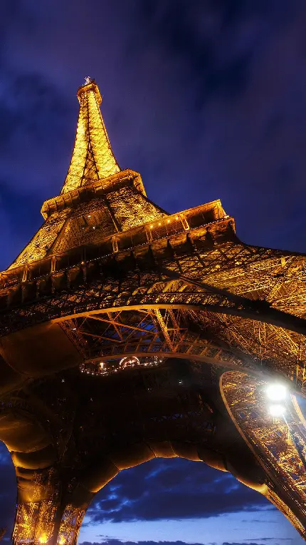 دانلود پوستر غول پیکر از سازە‌ی بزرگ برج ایفل شهر پاریس نماد فرهنگ فرانسە در سیاهی شب