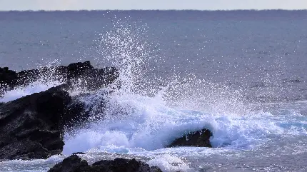 والپیپر درخشان از برخورد امواج زلال دریا به صخره 1401