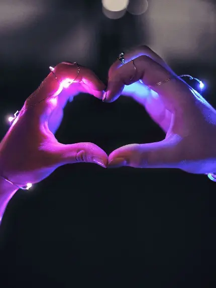 پربیننده ترین عکس عاشقانه ساختن قلب با دست برای پروفایل با تم بنفش 