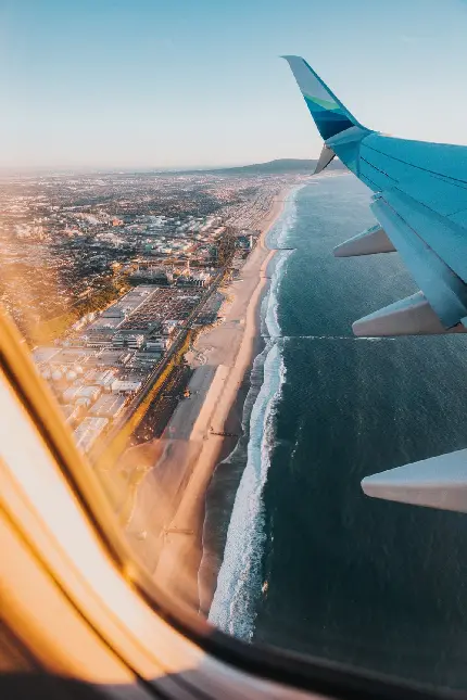 تصویر زمینه دیدن شهر از بالا در پنجره هواپیما با کیفیت بالا