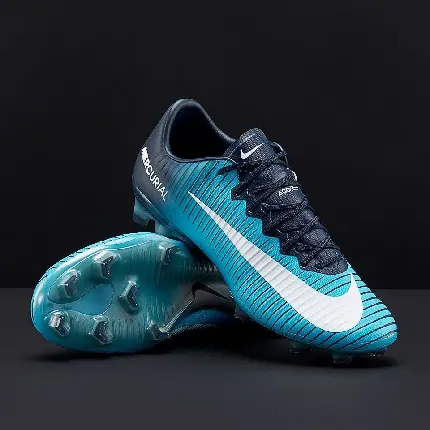 عکس درخشان از کفش فوتبال نایک به رنگ آبی با کیفیت 8K 