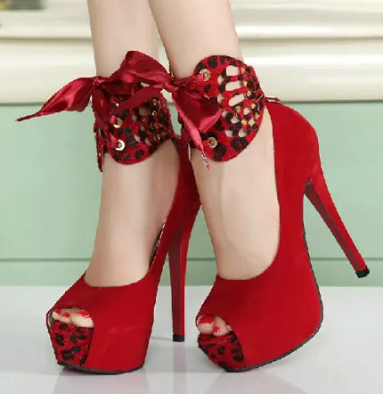 زیبا ترین بک گراند دخترونه با طرح کفش پاشنه بلند قرمز 